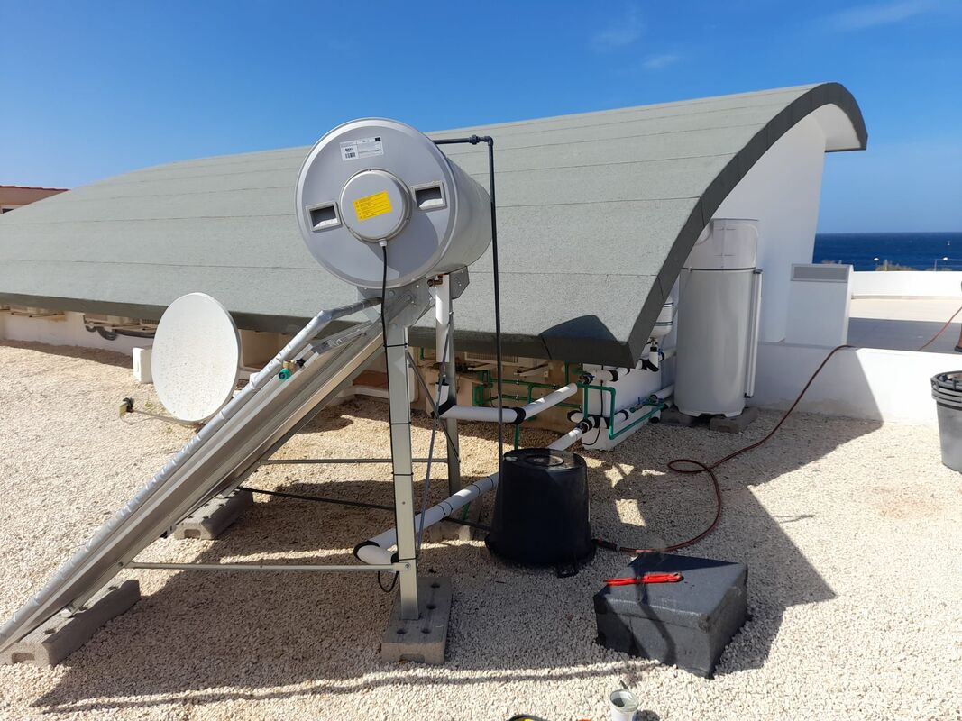 Placas solares instaladas por nuestro equipo de expertos, foto tomada en Santa Cruz de Tenerife.