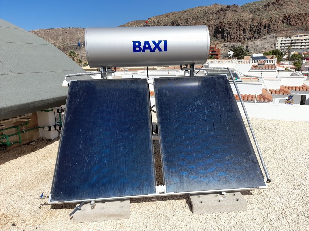Placas solares instaladas en el sur de Tenerife, foto tomada en Santa Cruz de Tenerife.